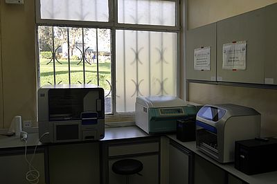 Labor des Instituts mit RNA-Extraktionsautomaten 2022