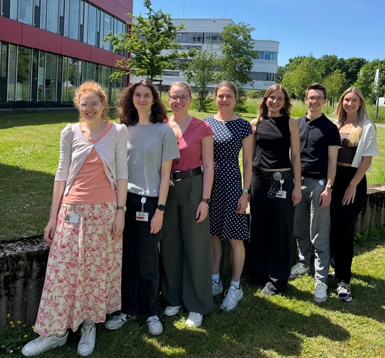 Yvonne Arlt, Joy Servais, Alicia Koziarowski, Doreen Floß, Valerie Besinger, Paul Guzinski, Greta Willner (AG Floß, Mai 2026)