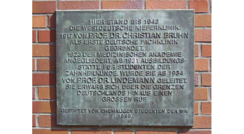 Gedenktafel an die untergegangene Geburtsstätte der Westdeutschen Kieferklinik und der Mund-, Kiefer- und Gesichtschirurgie