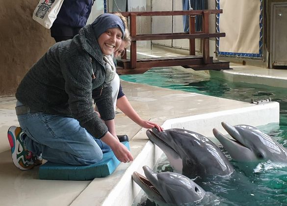 Greta freundet sich mit den Duisburger Delfinen an.