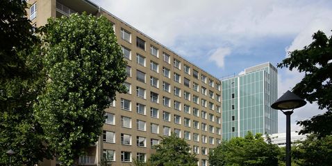 Das „Bettenhaus West“ an der Uniklinik Düsseldorf wurde ab 1955 errichtet und 1958 in Betrieb genommen. Jetzt wird es saniert und erhält auch eine neue Fassade. Foto: UKD/Timmermann