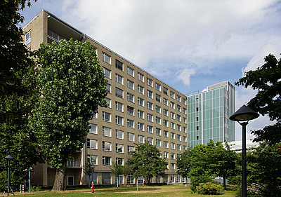 Das „Bettenhaus West“ an der Uniklinik Düsseldorf wurde ab 1955 errichtet und 1958 in Betrieb genommen. Jetzt wird es saniert und erhält auch eine neue Fassade. Foto: UKD/Timmermann